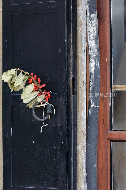 冬青干花环-冬青-绿叶和红色浆果，圣诞装饰的家庭门窗，老巴扎区。korca -阿尔巴尼亚- 258